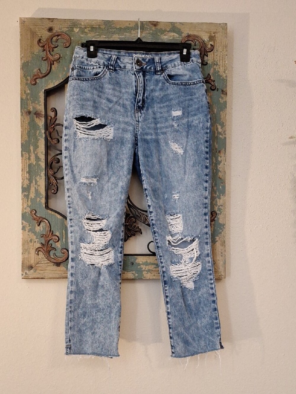 🔥🔥CLEARANCE🔥🔥 Rewash Light Blue Distressed Ankle Jeans. Size 7